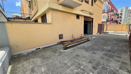 P  R  E  Z  Z  O     R  I  B  A  S  S  A  T  O  -  Locale Deposito con Spazio Esterno Privato